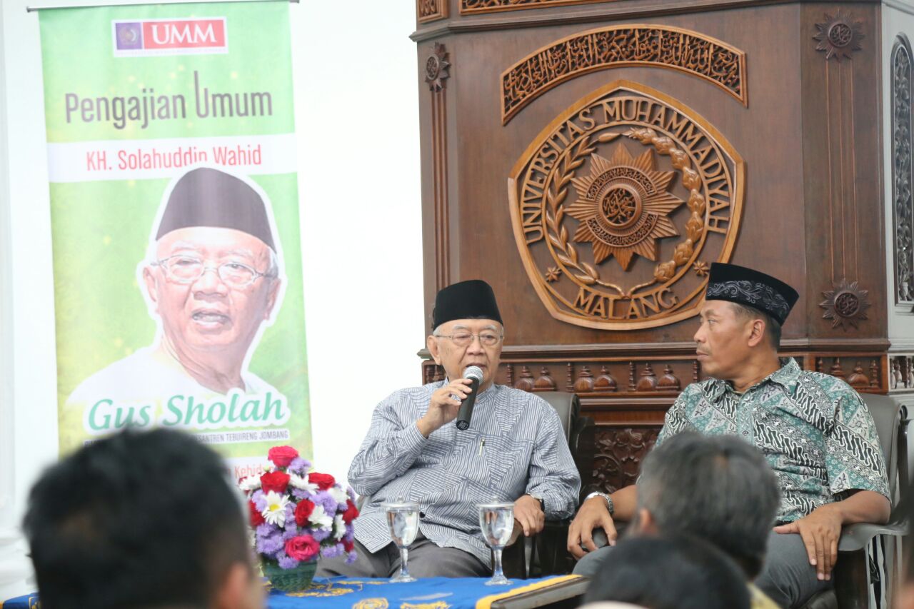 Gus Solah saat mengisi pengajian umum di Masjid AR Fachruddin UMM. PIMPINAN dan pengasuh pondok